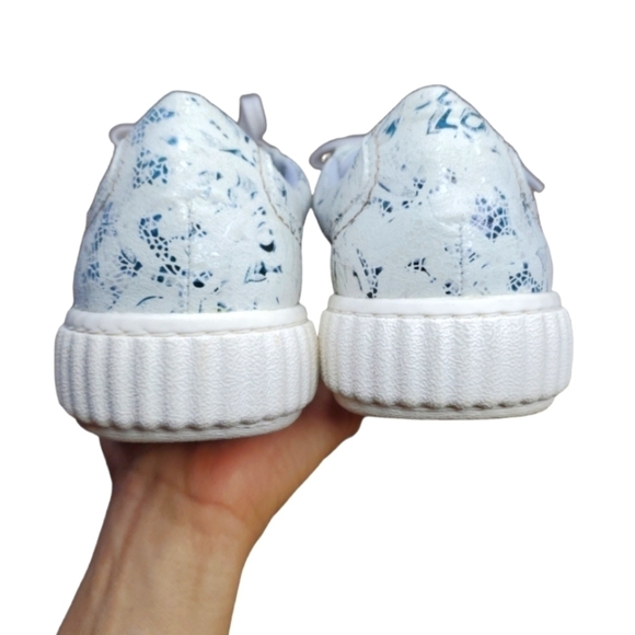 Clarks Collection Caroline Ella Leather Metallic Floral Sneakers  Size 8.5 Wide - Picture 3 of 9